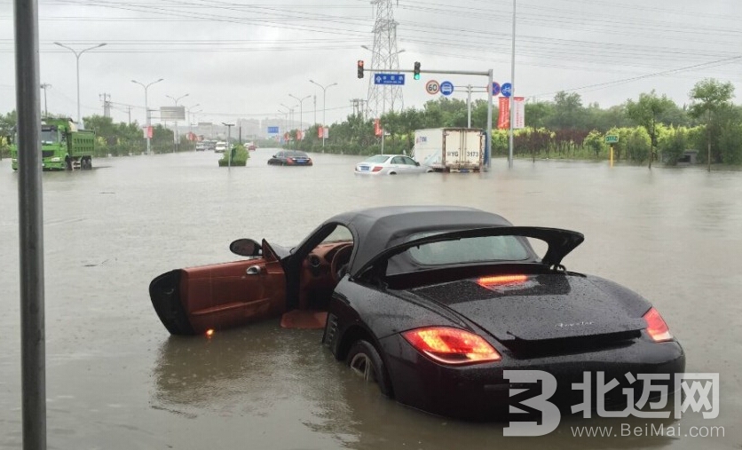 北京暴雨  保時(shí)捷被淹