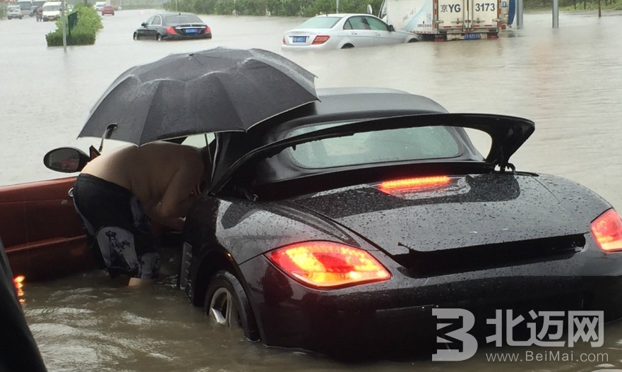 北京暴雨  保時(shí)捷被淹