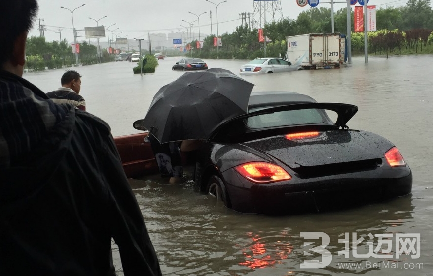 北京暴雨  保時(shí)捷被淹