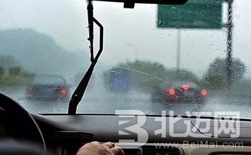 雨天怎么開車最安全 雨天開車注意事項